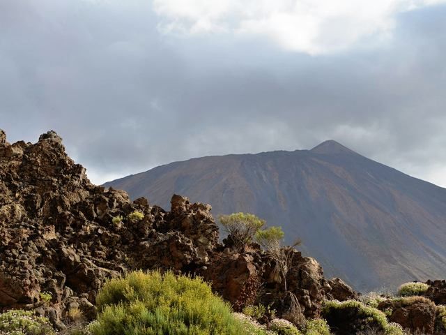 Un sendero sobre campos de lava con el volcán Teide al fondo